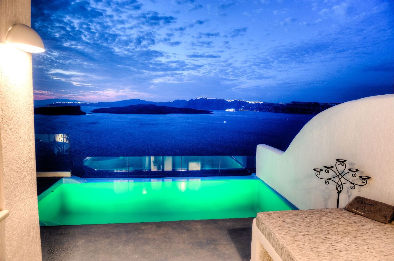 Astarte_Suite_private_infinity_pool_Santorini_A5_at_night