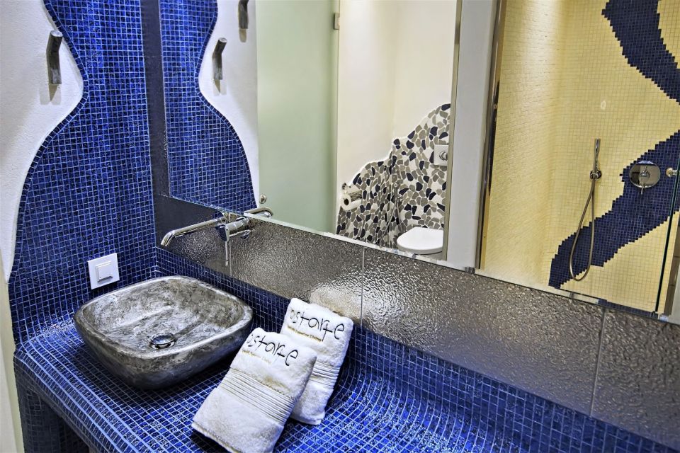 Cave_Pool_Suite_-_Bathroom-_Astarte_Suites_Luxury_Hotel_in_Santorini_island