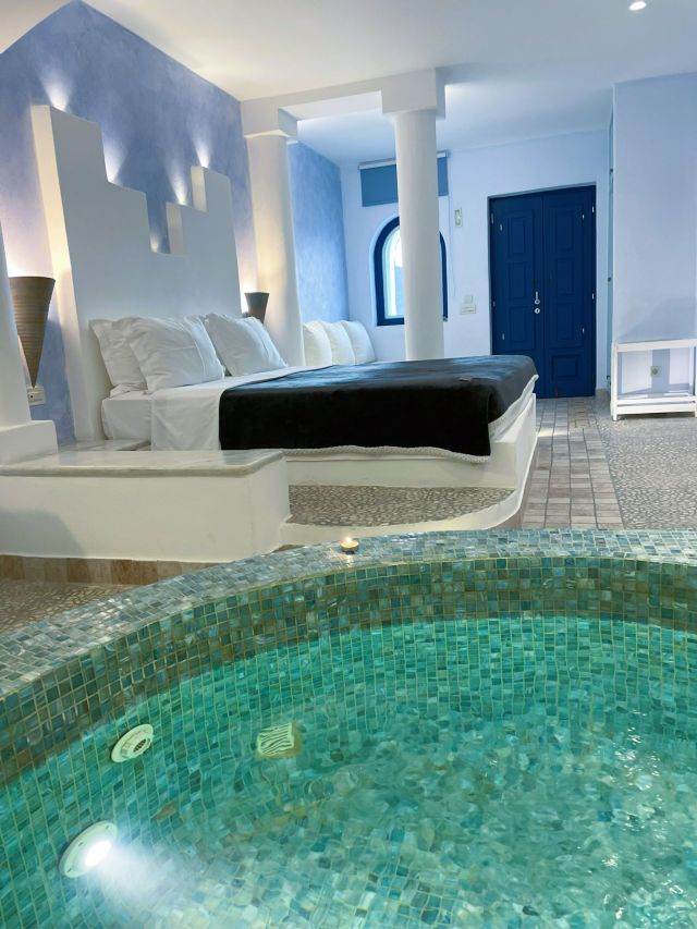 Y2_Junior_suite_private_indoor_couples_Jacuzzi_sea_volcano_caldera_views_-_Astarte_Suites_Santorini_4_b